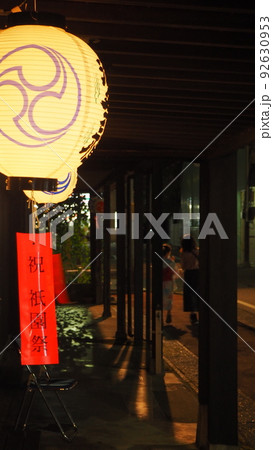 軒下の提灯と夜祭りに向かう親子 92630953