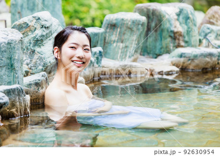 女子旅で露天風呂の入浴イメージ 92630954