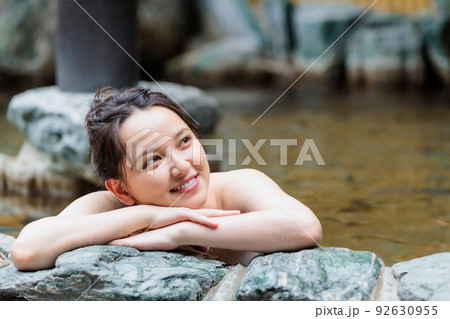 女子旅で露天風呂の入浴イメージ 92630955