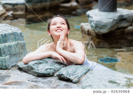 女子旅で露天風呂の入浴イメージ 92630968