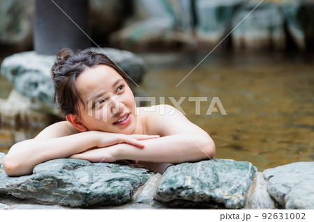 女子旅で露天風呂の入浴イメージ 92631002