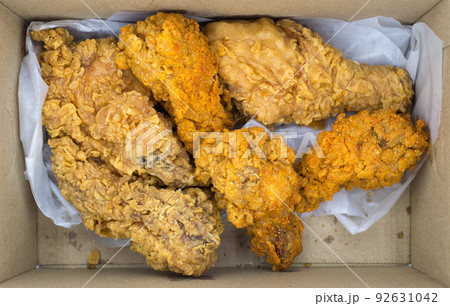 Top view of fried chicken filling in cardboard box. Top view of fried chicken filling in cardboard box. 92631042