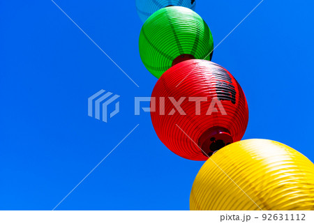 快晴の空へ連なる夏祭りの提灯 川越百万灯夏まつり　a-2 高彩度コントラスト 92631112
