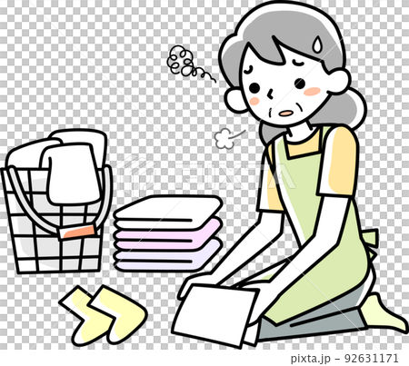 疲れた表情で洗濯物をたたむシニア女性 92631171