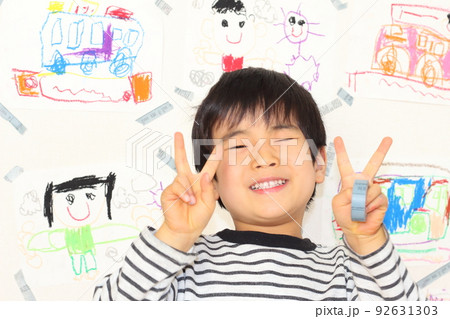 お絵描きをする幼い男の子 お絵描きをする幼い男の子 92631303