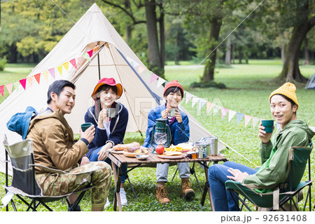 キャンプを楽しむ仲間 92631408