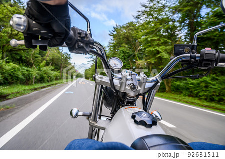 走行するバイクイメージ 手元 青空 走行するバイクイメージ 手元 青空 92631511