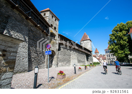 中世の城壁にぐるりと囲まれる世界遺産の街エストニア・タリン　スール・クルストゥル通り 92631561