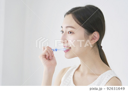 洗面室で歯磨きする女性 92631649