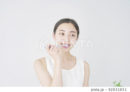白バックで歯磨きする女性 白バックで歯磨きする女性 92631651