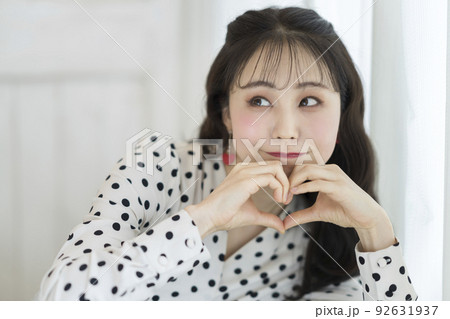 若い女性　ビューティーイメージ　ポートレート 92631937