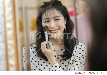 鏡に向かってメイクをする若い女性 鏡に向かってメイクをする若い女性 92631942