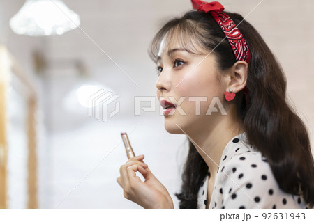 メイクをする若い女性の横顔 メイクをする若い女性の横顔 92631943