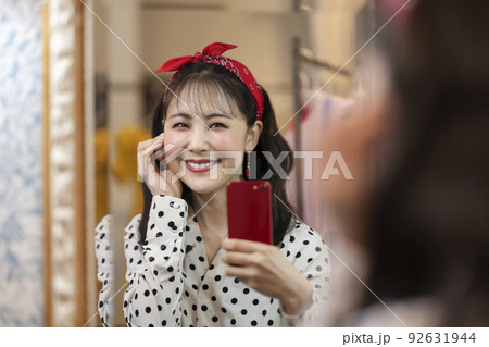 スマートフォンを持つ若い女性 スマートフォンを持つ若い女性 92631944