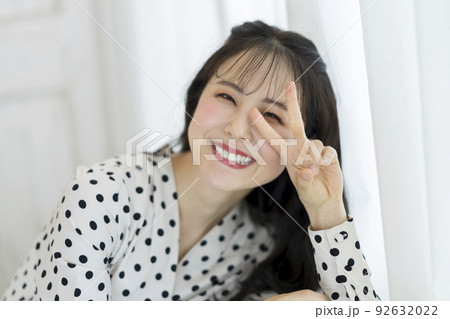 若い女性　ポートレート 92632022