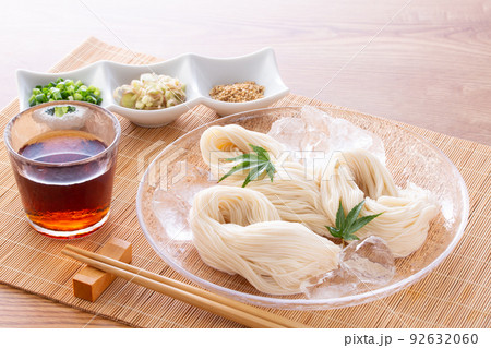夏に冷たい素麺を食べる 92632060