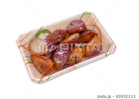 食品トレー入りの皮付きの大学芋【白背景・切り抜き】 食品トレー入りの皮付きの大学芋【白背景・切り抜き】 92632213