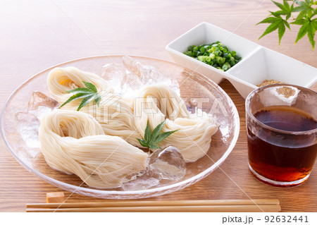 夏に冷たい素麺を食べる 92632441