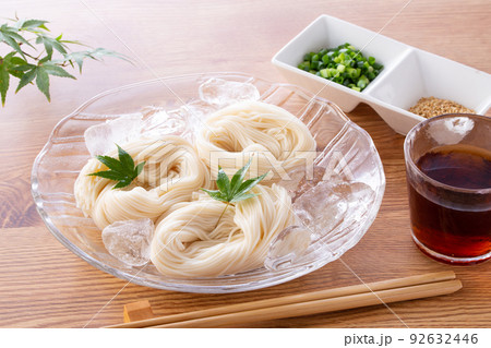 夏に冷たい素麺を食べる 92632446
