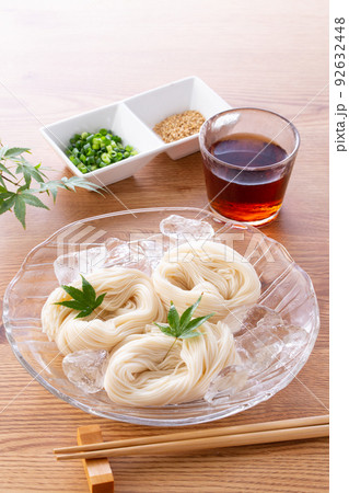 夏に冷たい素麺を食べる 92632448