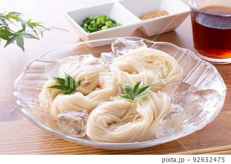 夏に冷たい素麺を食べる 92632475