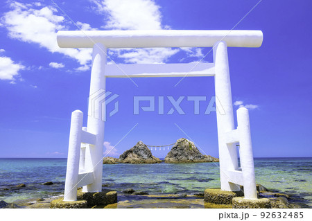 福岡県 糸島市  二見ヶ浦の白い鳥居と夫婦岩 92632485