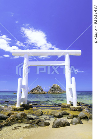 福岡県 糸島市  二見ヶ浦の白い鳥居と夫婦岩 92632487