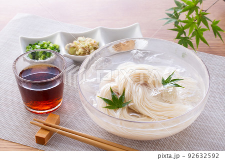 夏に冷たい素麺を食べる 92632592