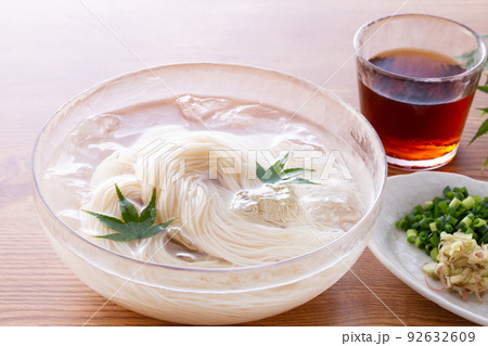 夏に冷たい素麺を食べる 92632609