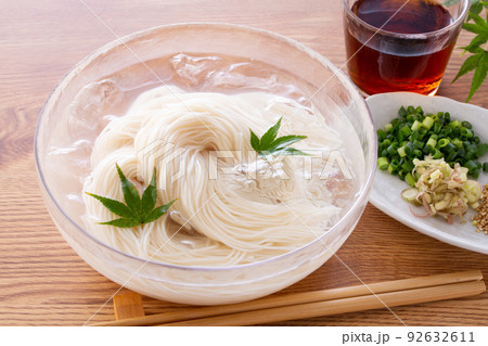 夏に冷たい素麺を食べる 92632611