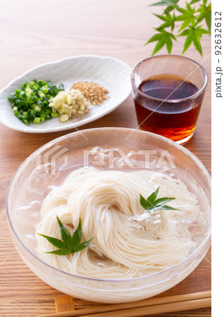夏に冷たい素麺を食べる 92632612