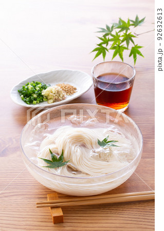 夏に冷たい素麺を食べる 92632613