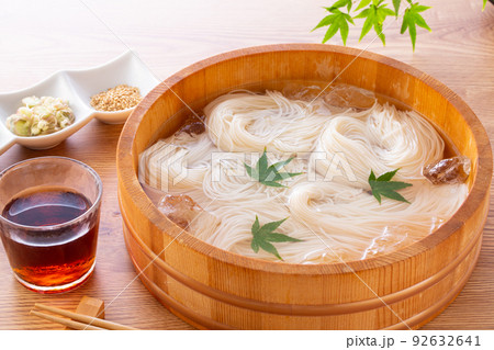 夏に冷たい素麺を食べる 92632641