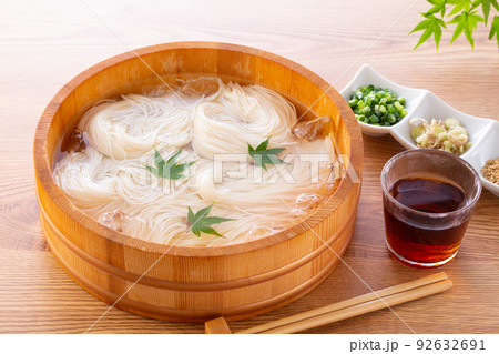 夏に冷たい素麺を食べる 92632691