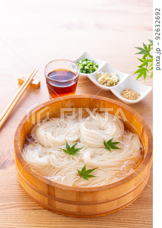 夏に冷たい素麺を食べる 92632692