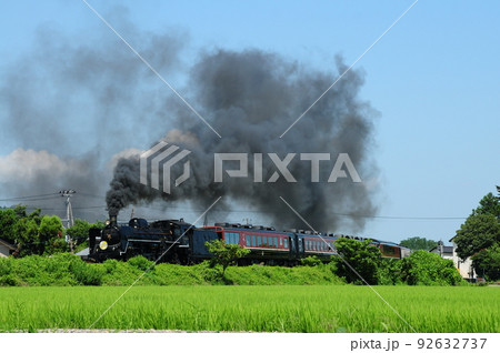 田園地帯を黒煙を上げて疾走する磐越西線SLばんえつ物語 92632737