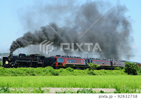 田園地帯を黒煙を上げて疾走する磐越西線SLばんえつ物語 田園地帯を黒煙を上げて疾走する磐越西線SLばんえつ物語 92632738