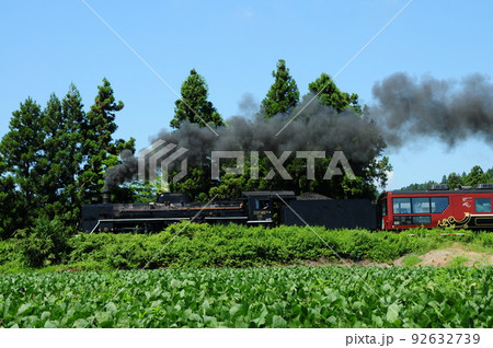 田園地帯を黒煙を上げて疾走する磐越西線SLばんえつ物語 92632739