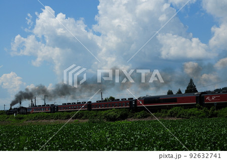 田園地帯を黒煙を上げて疾走する磐越西線SLばんえつ物語 92632741