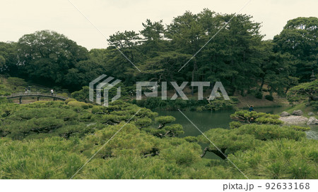 池がある大きな観光公園 92633168