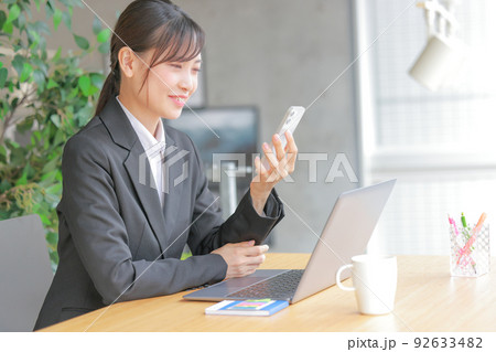 スマホを見て微笑むフレッシャーズ1 92633482