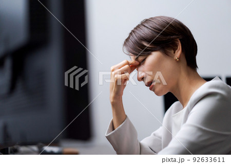 目の疲れ　働く女性 92633611