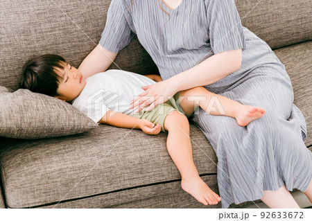 家で子供を寝かしつける日本人の妊婦(ママ) 家で子供を寝かしつける日本人の妊婦(ママ) 92633672