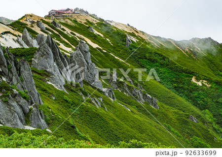 長野県の北アルプス燕岳の山道から燕山荘を見上げる 長野県の北アルプス燕岳の山道から燕山荘を見上げる 92633699