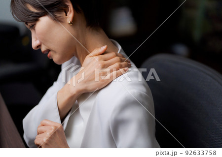 仕事に疲れた女性 92633758