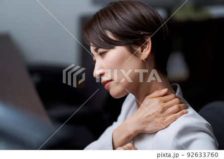 仕事に疲れた女性 92633760