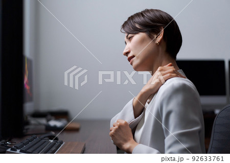 仕事に疲れた女性 92633761