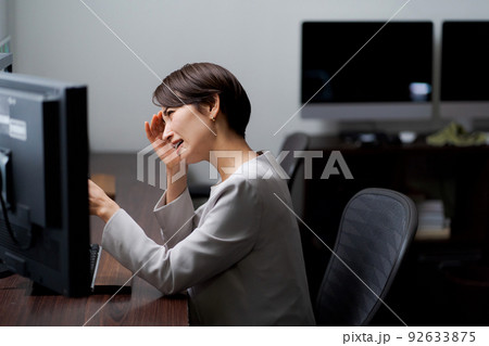 デスクワークをする女性 デスクワークをする女性 92633875