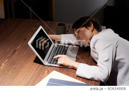 仕事に疲れた女性 仕事に疲れた女性 92634009