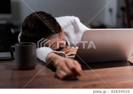 仕事に疲れた女性 仕事に疲れた女性 92634010